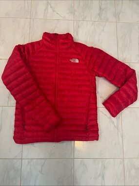 The North Face Bright Red Puffer Jacket with silver Logo.  Zip up. 800